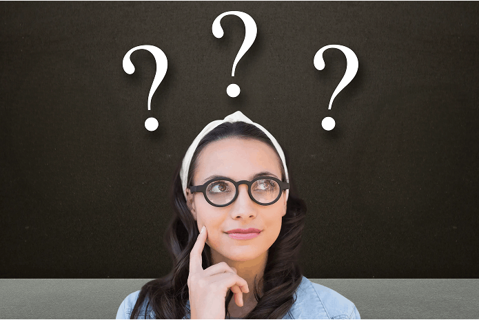 Eine Frau mit Brille blickt nachdenklich auf, während über ihrem Kopf vor einem dunklen Hintergrund drei große Fragezeichen gezeichnet sind.