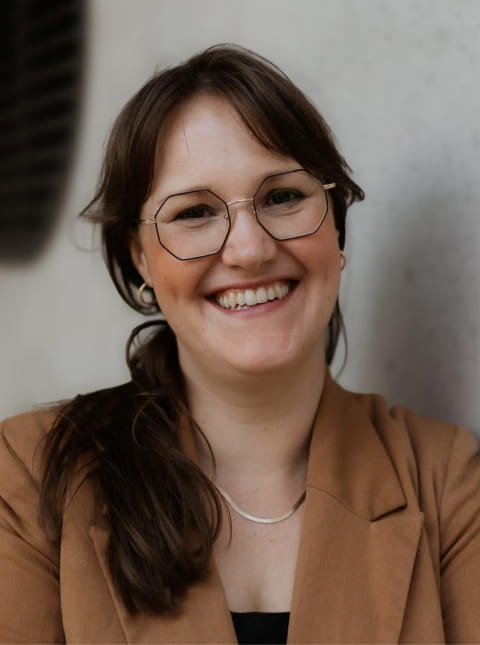 Potrait der Dozentin Jenni Fliegner.
